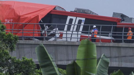 LRT Carriage Damaged Due To Accident On Jagorawi Toll Elevated Rail Starts To Be Evacuated