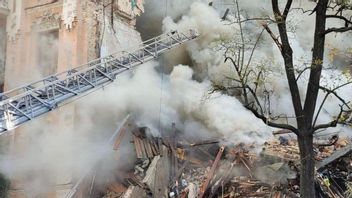 乌克兰尼古拉耶夫的公寓被俄罗斯袭击摧毁，官员称无人机神风敢死队和S-300导弹
