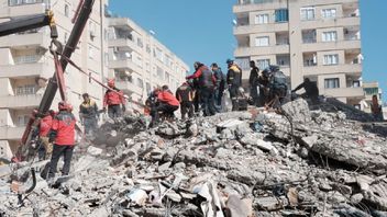 استعادة صدمة طفل ضحية زلزال تركي بخربشات ملونة