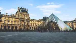 Turis Kecewa Museum Louvre Ditutup Imbas Perampokan