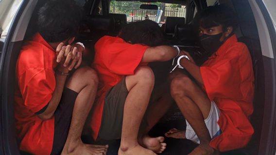 警方在帕穆朗逮捕了3名ABG,他们是汽车和手机虐待的肇事者