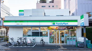 FamilyMart Store in Tokyo Collects Used Clothes and Goods to Reduce Waste