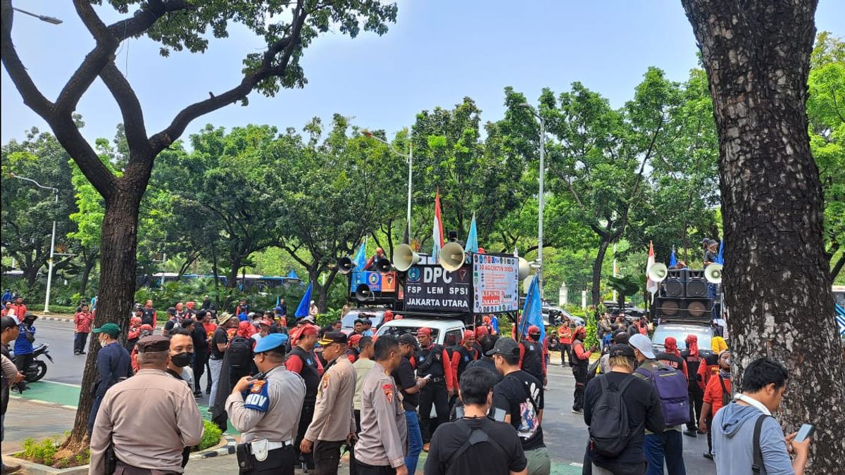Demo At City Hall, Workers Hope Heru Budi Willing To Raise The 2024 UMP 15 Percent