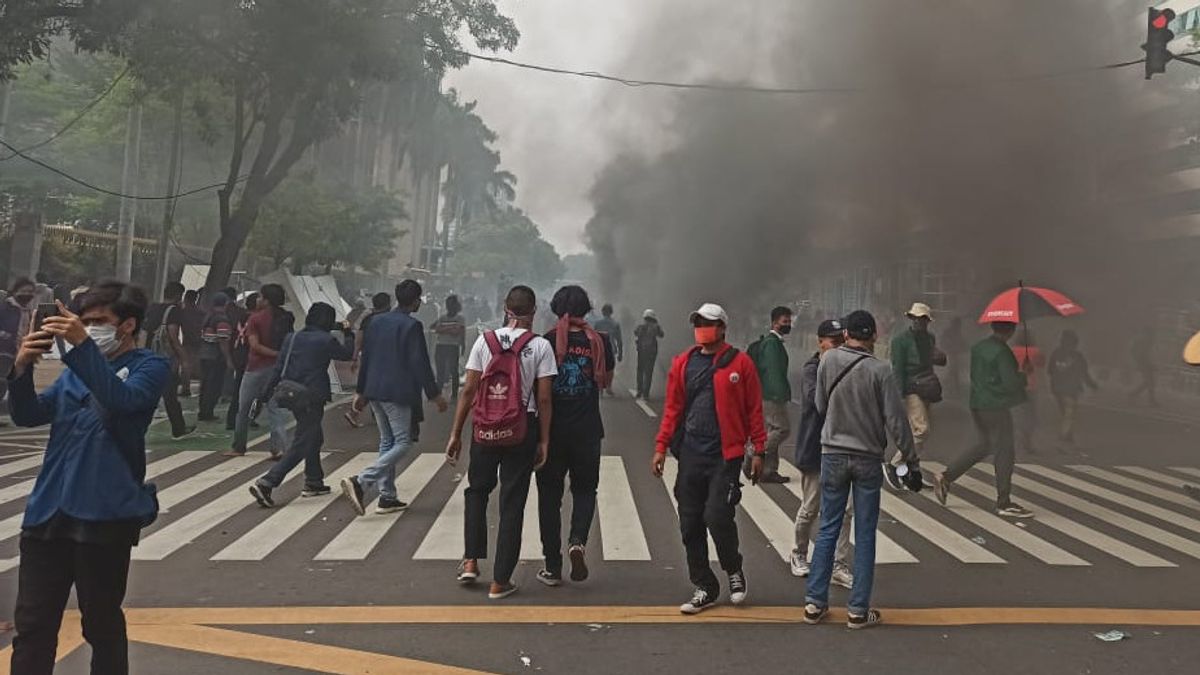 Méfiez-vous De La Grappe Pedemo! 10 Manifestants Rejettent La Loi 810 Sur La Création D’emplois Positive Pour COVID-19