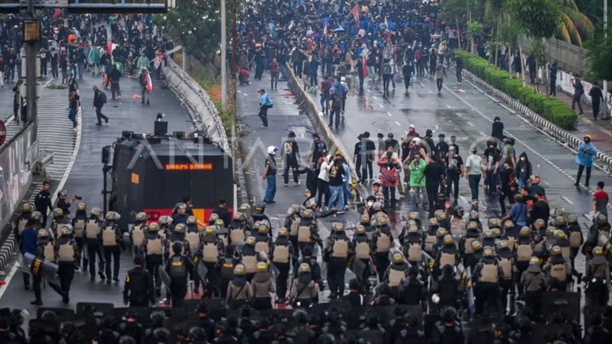 Massa Mengamuk Rusak Fasilitas Publik, Halte Transjakarta  Senen Dibakar