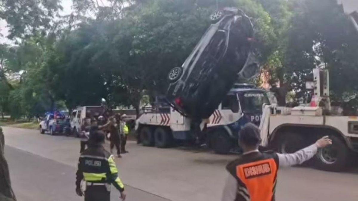 Toyota Calya Mendadak Hilang Kendali Hingga Tercebur Kali di Cengkareng