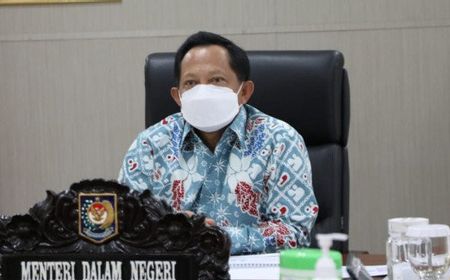 Disinggung Jokowi dalam Ratas, Mendagri Tito Minta Pemda Percepat Insentif Nakes