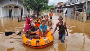 インドラギリ・ヒリルの洪水犠牲者は笑顔、リアウ知事シャムスアルは米の10トンを配布します