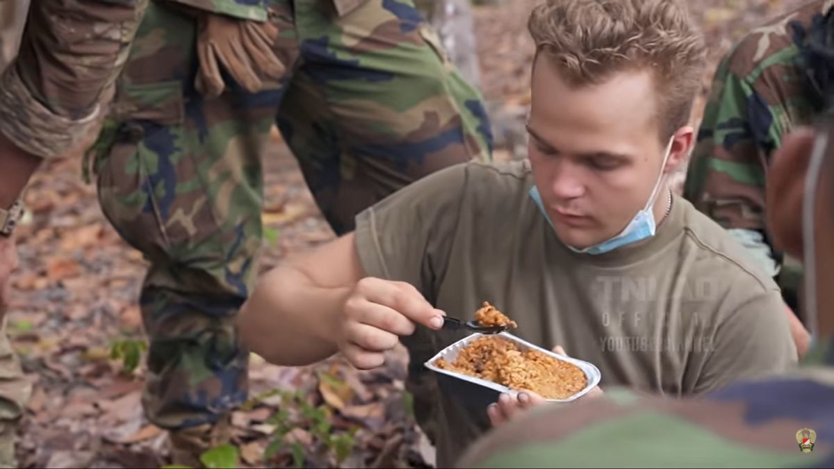 الجيش الأمريكي تبين أن مدمن مخدرات على 'ناراغا' حصص الطعام التي تنتمي إلى الجيش الاندونيسي، يأكل بشراهة حتى يقولون انها 'لحوم البقر تيرياكي'