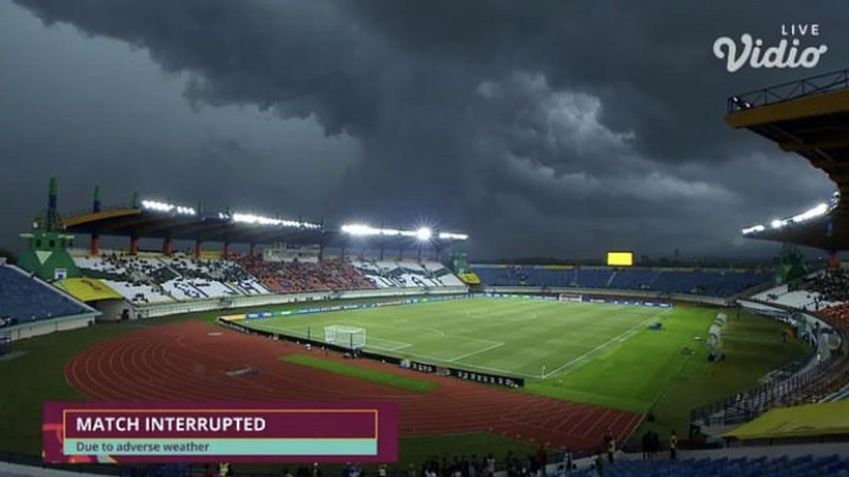 シ・ジャラック・ハルパット・スタジアムで行われるセネガルU-17 vs ポーランドU-17の試合の悪天候中断
