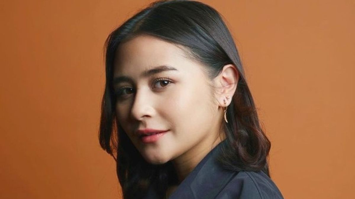 Prilly Latuconsina's Unique Way Of Disbursing The Contents Of The Heart