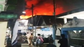 جنوب كاليمانتان - تحقق الشرطة في سبب حريق مستوطنة كثيف أودى بحياة عائلة واحدة في جنوب كاليمانتان