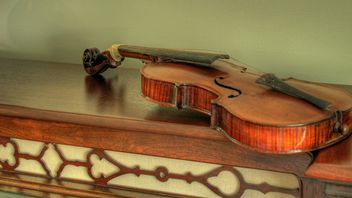 这把小提琴由20世纪最伟大的小提琴家之一为奥斯卡获奖电影配乐演奏，以2200亿印尼盾的价格售出 