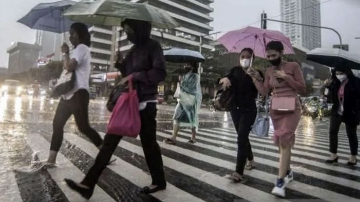 Jakarta Bersiap Diguyur Hujan Siang Ini, BMKG: Petir Muncul di Beberapa Wilayah