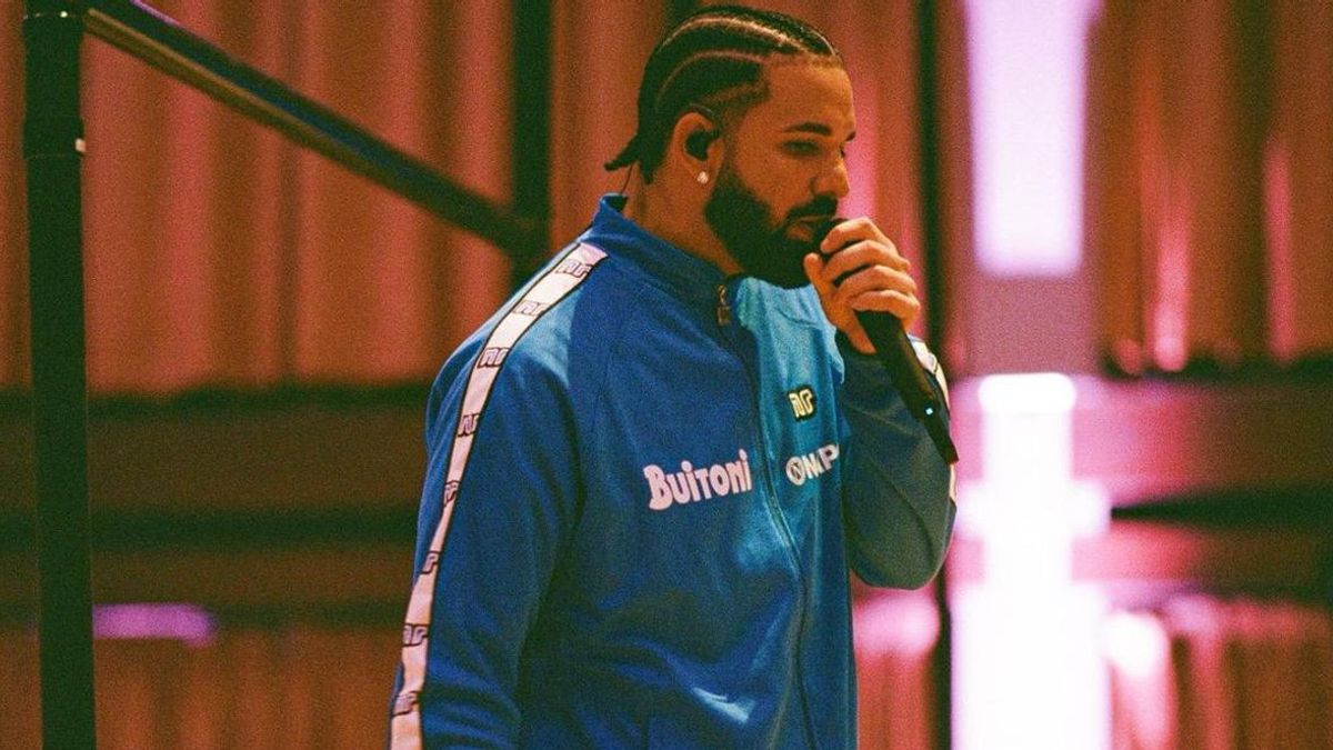  Drake Beri Penggemar Rp766 Juta yang Habiskan Uang untuk Beli Tiket Konsernya