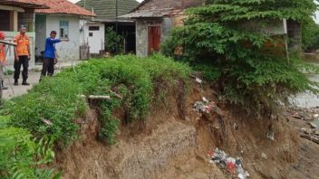 6 Rumah Warga di Bantaran Kali Bekasi Hilang Tergerus Banjir