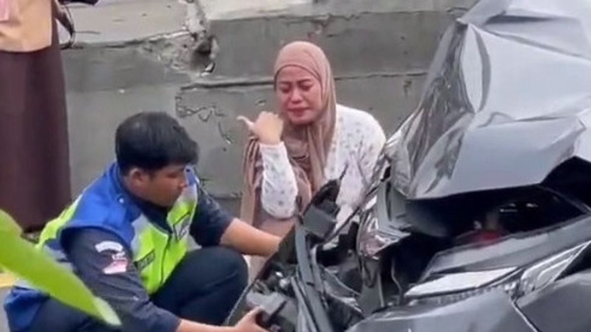 Tabrakan Beruntun di Tol Wiyoto Wiyono Cawang, Wanita Pengemudi Honda Brio Menangis Mobilnya Rusak