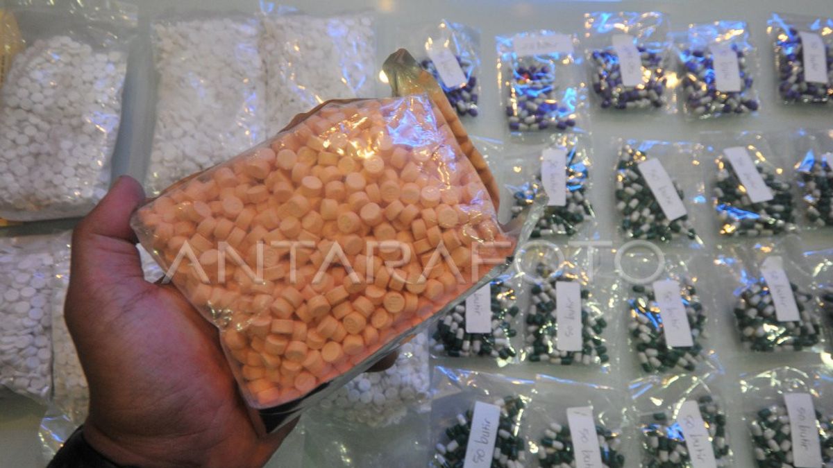 Kompolnasは、数十人の警察官が麻薬に関与した事件の処理を監視します