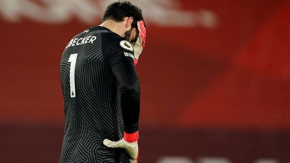 Dua Blunder Alisson Bantu Liverpool Derita 3 Kekalahan Laga Kandang Beruntun 