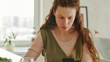 Manger en glissant sur son téléphone portable vs regarder la télévision : quel est le déclencheur de l'augmentation de poids?