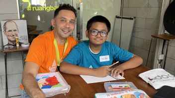 Voir la créativité des enfants ayant des besoins spéciaux à la maison des amis inclusifs