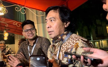 Lawakan Komeng Usai Dilantik Jadi Anggota DPD: Jangan Dorong, Emang Gw Mobil Mogok