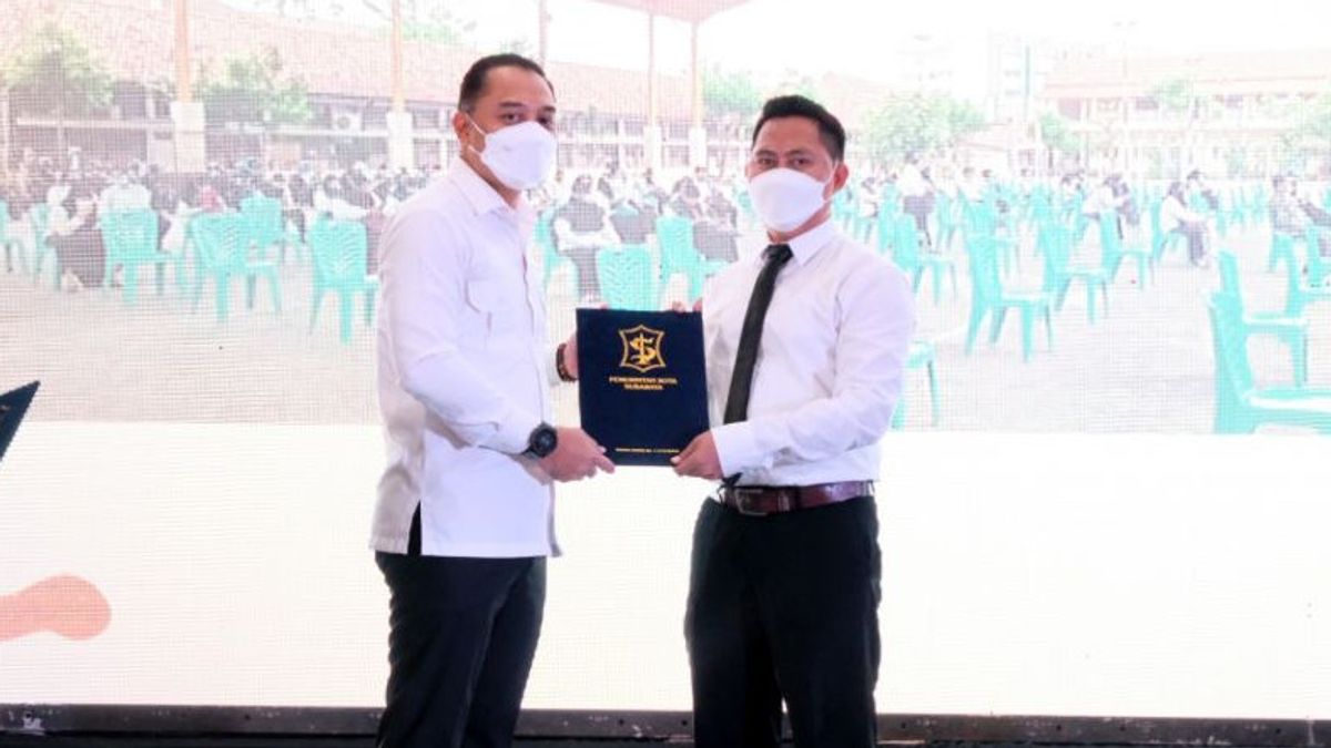 Mayor Of Surabaya Eri Cahyadi Hands Over SK PPPK 470 Teachers
