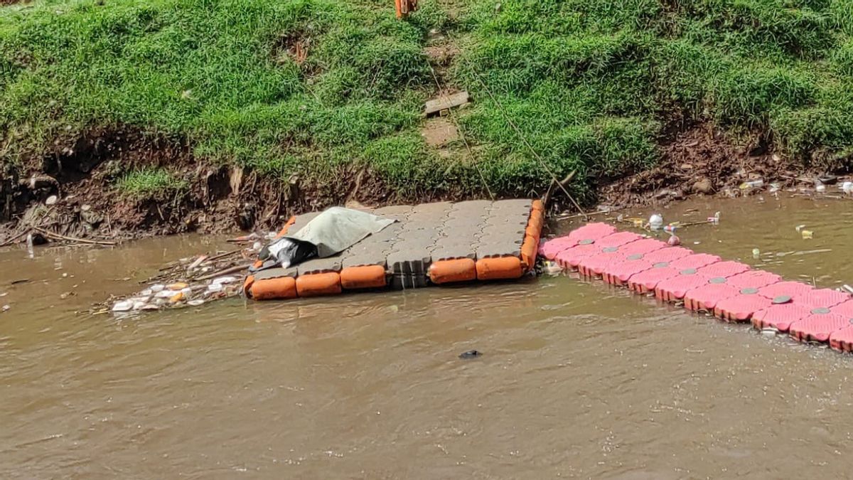 警察はペサングラハン川の袋の中の男性の体が殺人の犠牲者であることを確認する