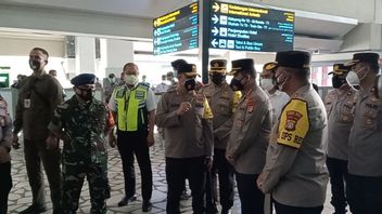 在苏加诺-哈达机场进行检查，地铁警察局长检查来自海外的乘客的到来