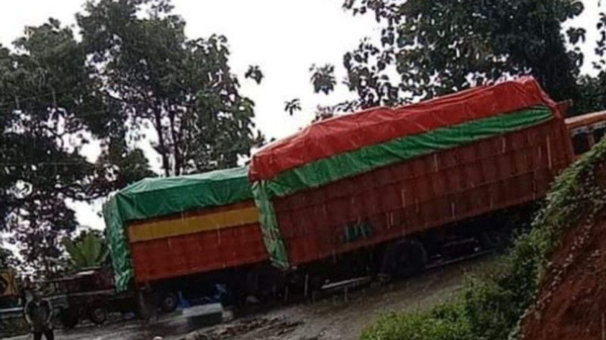 Dua Truk Mogok di Tanjakan dan Tikungan Tajam, Jalan Trans Sulawesi Mamuju Macet