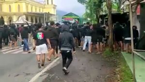 Bus Rombongan Suporter Bola Asal Sleman Dilempari Batu di Situbondo, Ada Warga yang Malah Jadi Korban