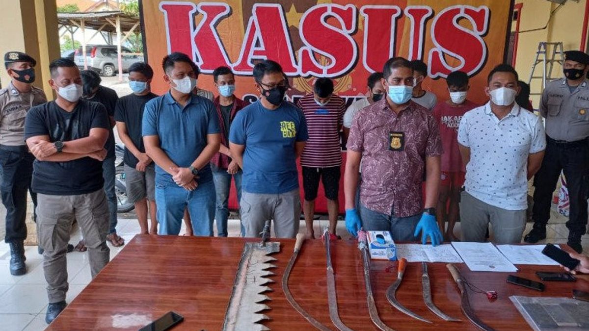 19 Members Of The "All-Star Serang Timur" Motorcycle Gang Brandishing Sharp Weapons On The Street Are Arrested