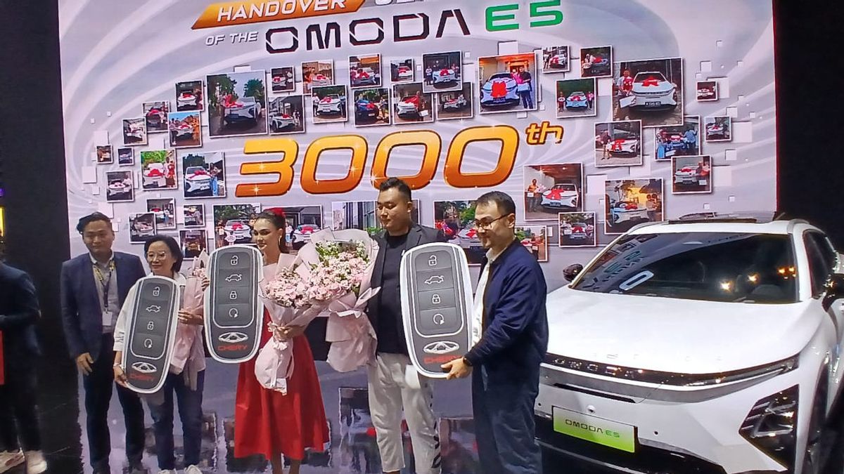 在GIIAS 2024 Chery 向3,000 名客户移交 Omoda E5, 包括Luna Maya 艺术家