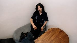 Gaet Iga Massardi As Producer, AMIS Presents A Satir And Dare Local Wisdumb