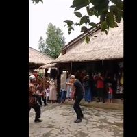 Beradu Rotan dengan Warga Suku Sasak Lombok, Netizen Ngeri Minta Ganjar Pranowo Hati-hati Kepala Bisa Retak