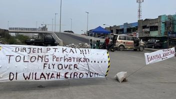 S’il vous plaît soyez patient! Le Ciroyom Bandung Flyover est toujours en fonction, ce n’est pas encore traversé