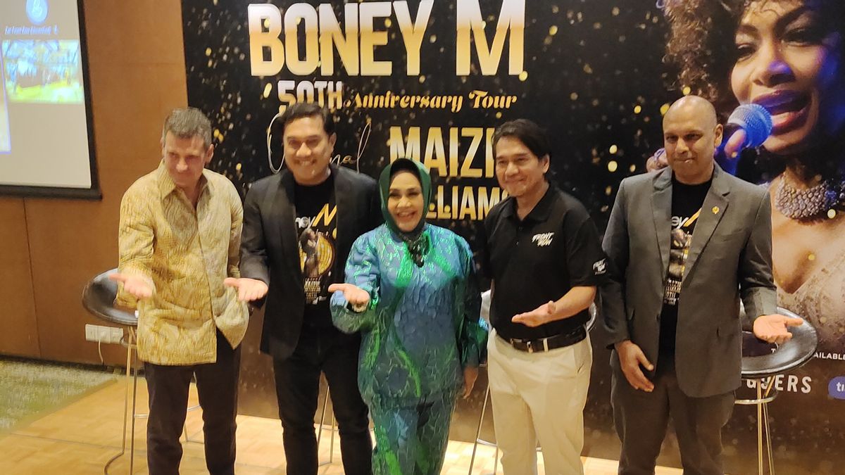 Hetty Koes Endang veut sortir lors de l’ouverture du concert de Boney M à Jakarta