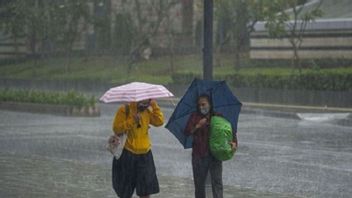 BRIN: Siklon Tropis Saola Picu Hujan Turun di Jabodetabek