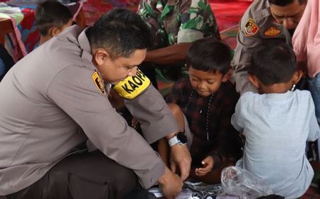 Polres Lampung Selatan Beri Bantuan Perlengkapan Sekolah ke Pelajar