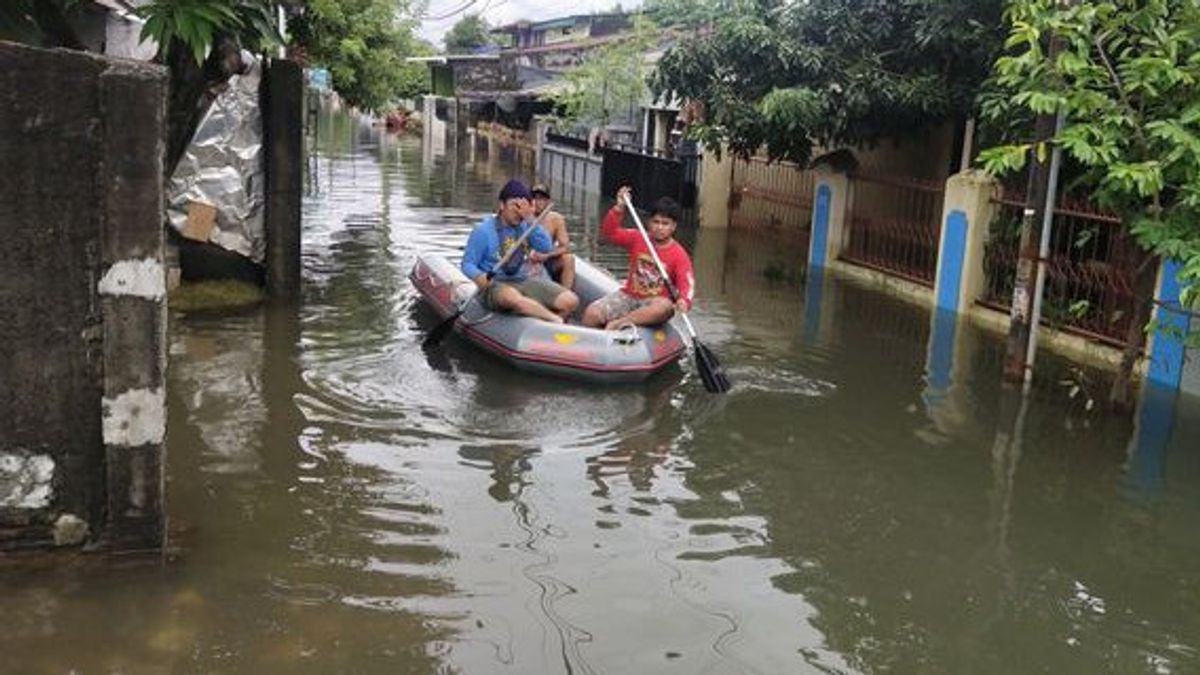 Les Inondations Imprègnent à Nouveau La Colonie De Perumnas Antang Makassar