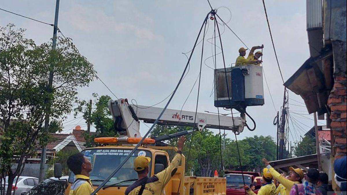 Kabel Udara Fiber Optik yang Mengganggu Pengguna Jalan Dipotong Dinas Bina Marga DKI