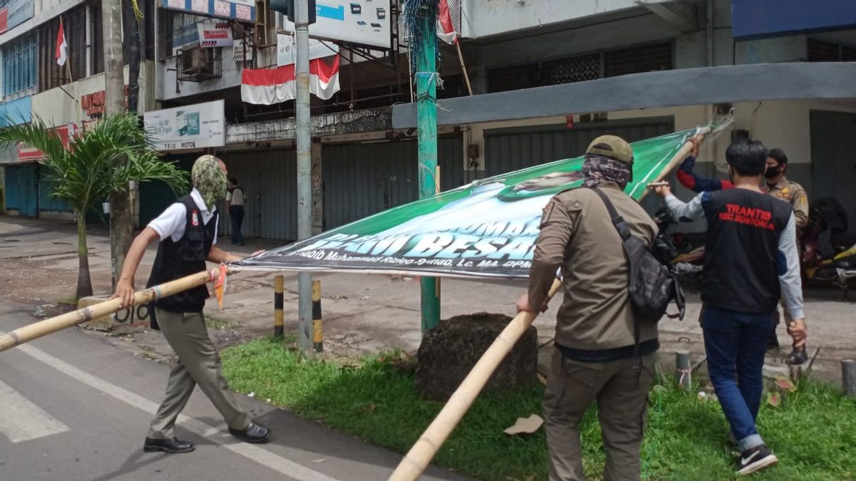 Baliho Rizieq Shihab di Makassar Dicopot Satpol PP, Alasannya Jaga Keharmonisan