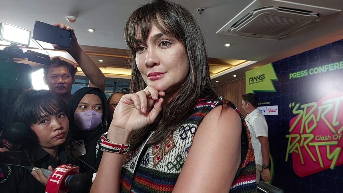 Tangan Luna Maya Cedera Gegara Tenis, Harus di Fisioterapi