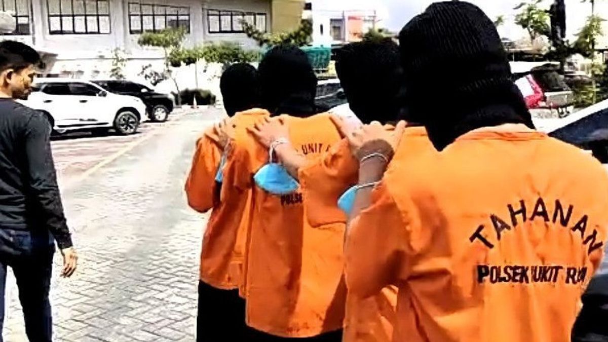 这4名儿童仍然15-17岁，由于在路上的野蛮行为而被廖内地区警察拘留