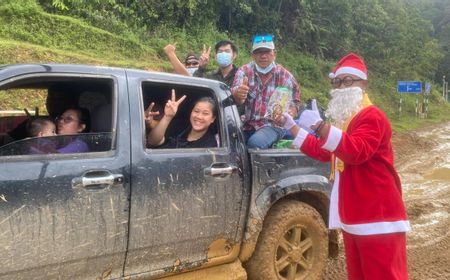 Satgas Pamtas Yonzipur 8/SMG Berbagi Kado Natal di Perbatasan