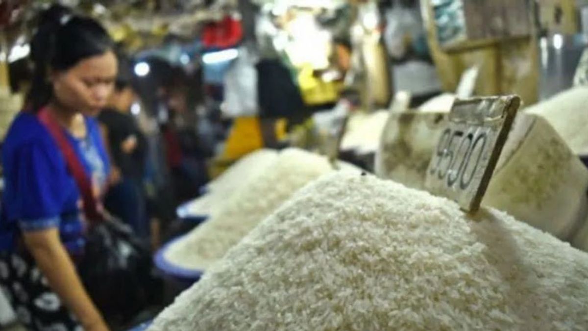 The National Police's Food Task Force Supervises The Distribution Of Rice From The Government To Retail