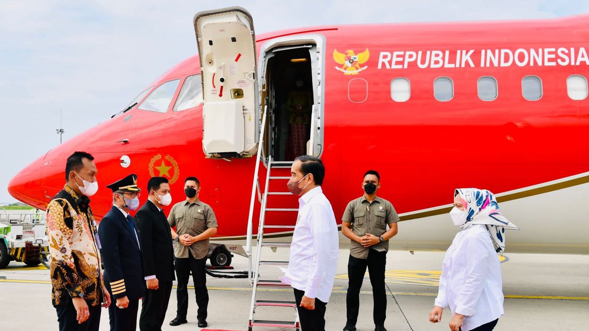 Presiden Jokowi Tiba di Ende, Lambaikan Tangan ke Warga yang Menanti di Gerbang Bandara