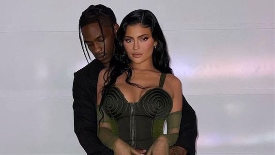 Travis Scott dan Kylie Jenner Angkat Suara soal Ricuh Konser Astroworld