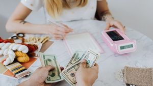 Jangan Mau Enaknya Doang, Begini Cara Mengatasi Masalah Keuangan Bersama Pasangan