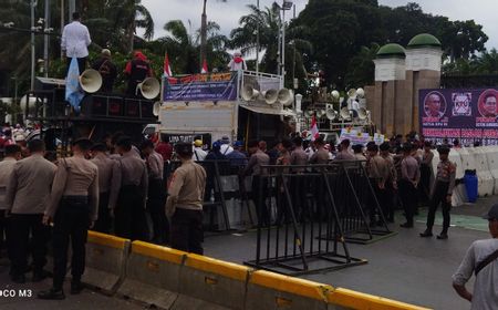 Dua Kelompok Massa Aksi di Depan Gedung DPR RI Dibatasi Pagar Besi